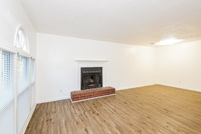 Foto del edificio - 1301 Sweet Pine Dr