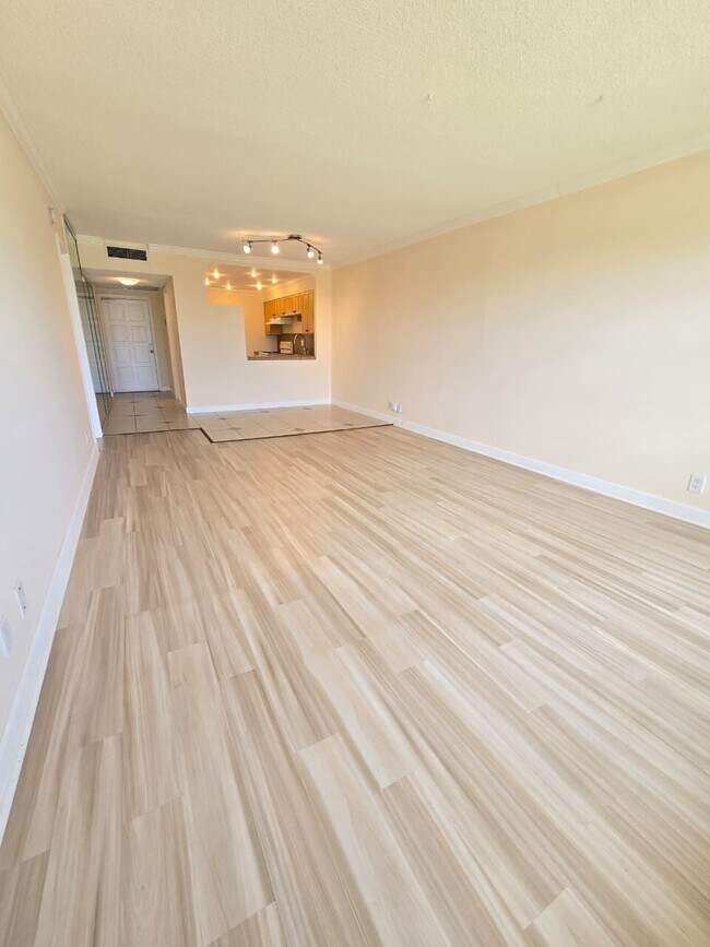 Building Photo - 2900 N Palm Aire Dr