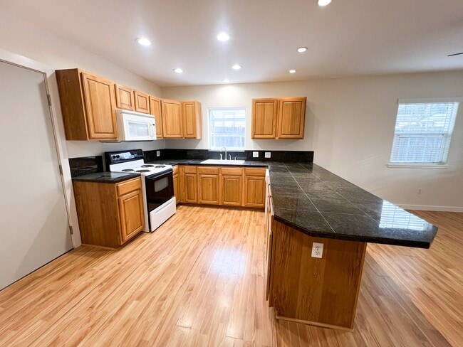Building Photo - 1 Bed/1 Bath Cottage Style Home