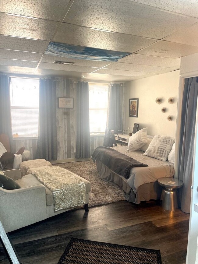 Building Photo - Studio Apartment in the Heart of Downtown ...