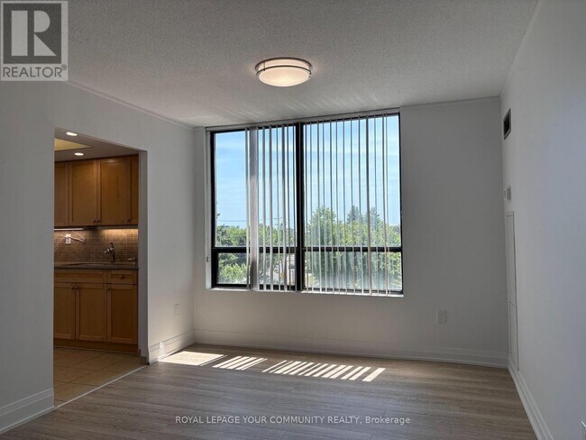 Photo du bâtiment - 7460-7460 Bathurst St