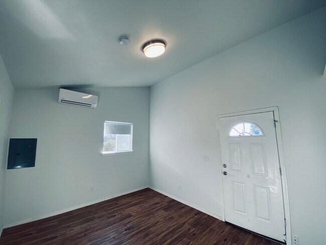 Building Photo - Charming Cottage Living in Granite Falls – By Appointment Only