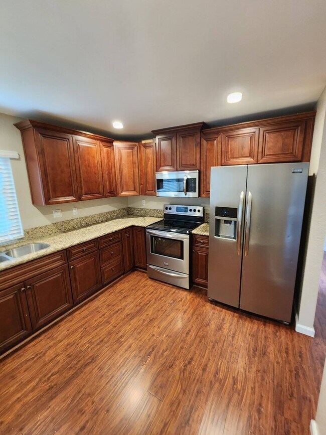 Foto del edificio - Beautiful 3 Bedroom Townhouse in Timberlane