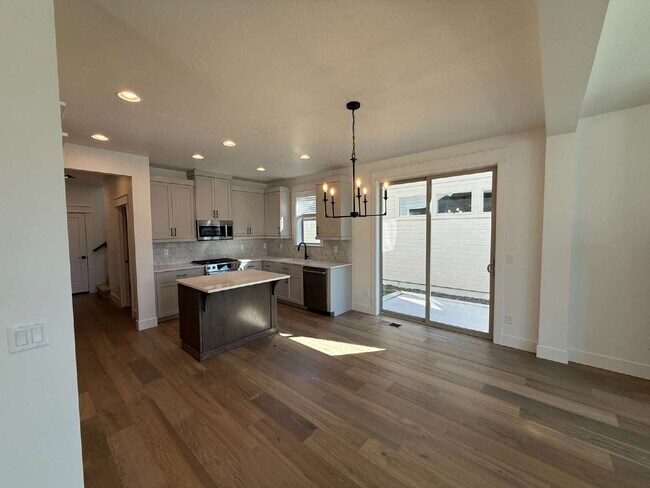 Foto del edificio - Functionality and convenience! Minutes fro...