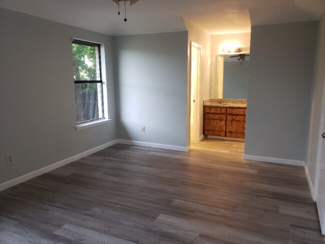 Foto del edificio - 420 Signal Hill Ct N