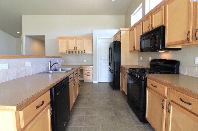 Building Photo - 3 bed, 2 bath + Office Rambler in West Ken...