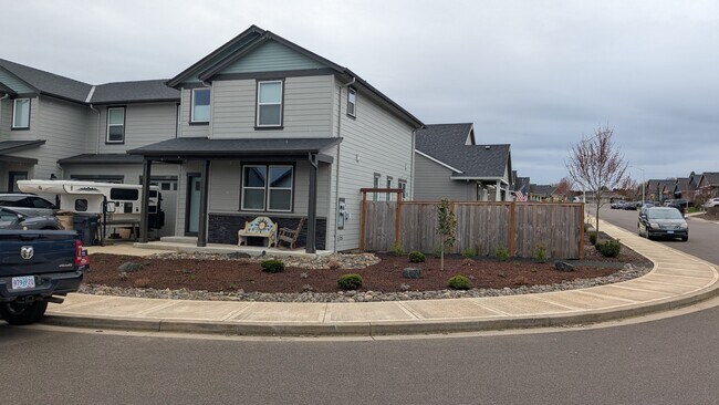 Frente - 643 NE Kerns Dr