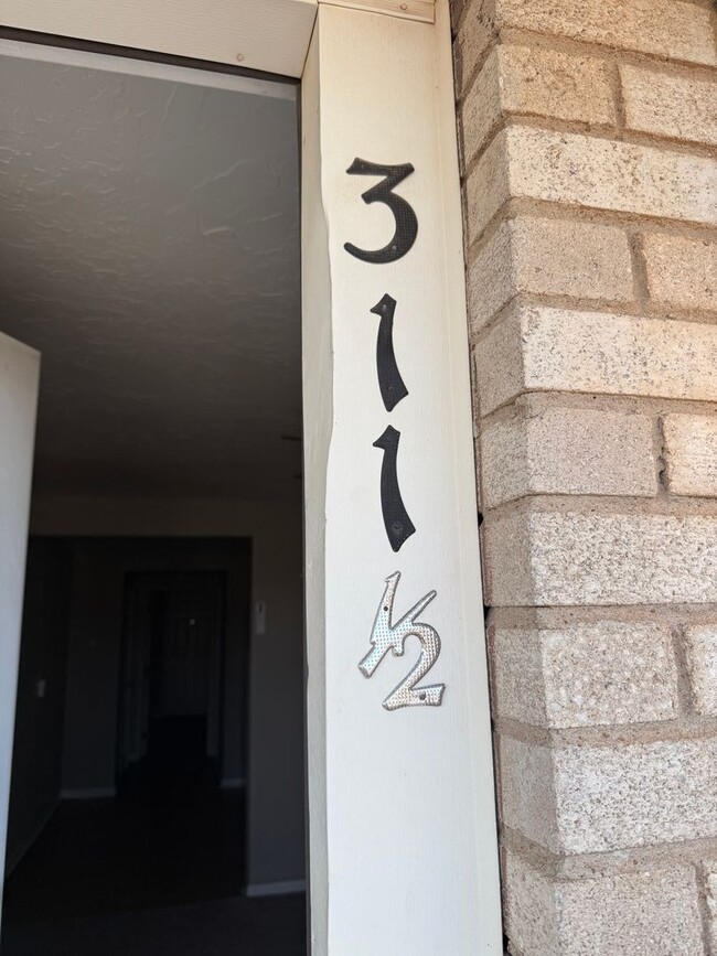 Building Photo - Clean & Updated 1 bedroom  just 1/2 block from SWOSU