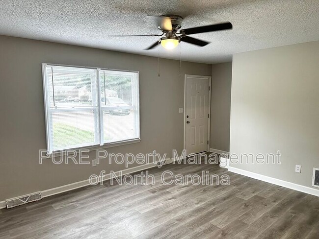 Building Photo - 916 W 5th Ave