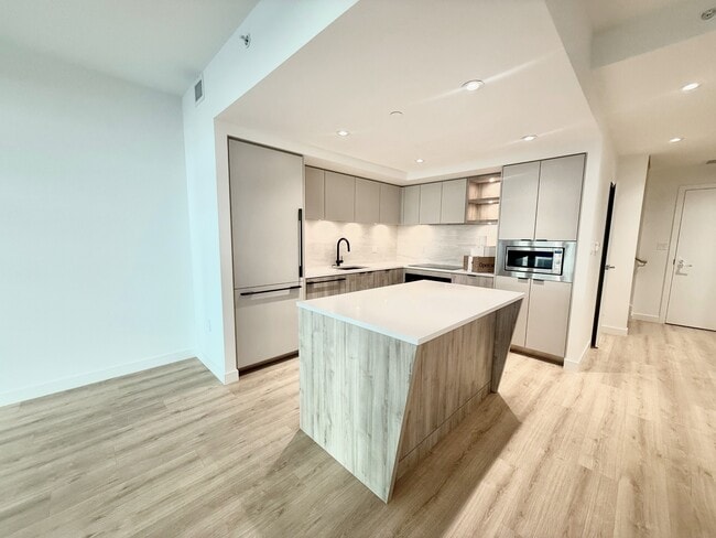 Building Photo - 755 Harbourside Dr