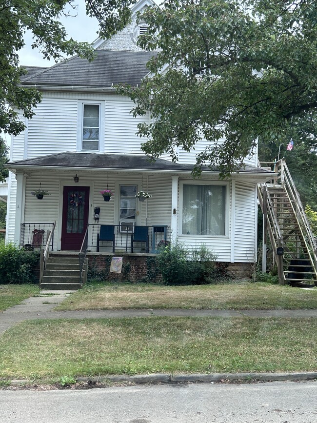 Building Photo - 413 Pleasant St