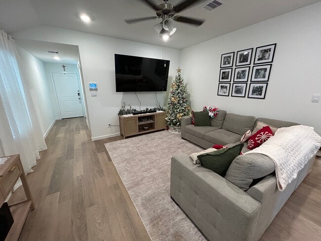 Foto del edificio - 822 Coffee Ml Ln