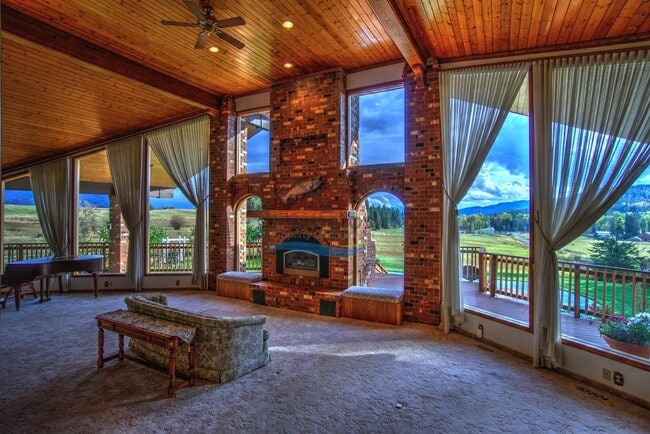 Building Photo - Custom Country Home With Spectacular Views...