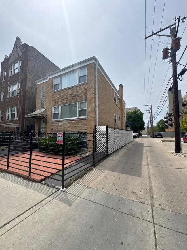 Foto del edificio - 5544 N Campbell Ave