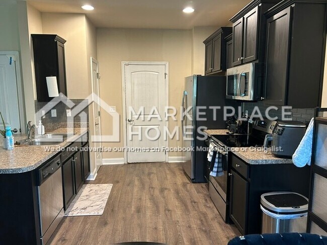 Building Photo - 6121 Hickory Ln Dr