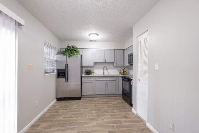 Building Photo - 6216 SW 10th Pl
