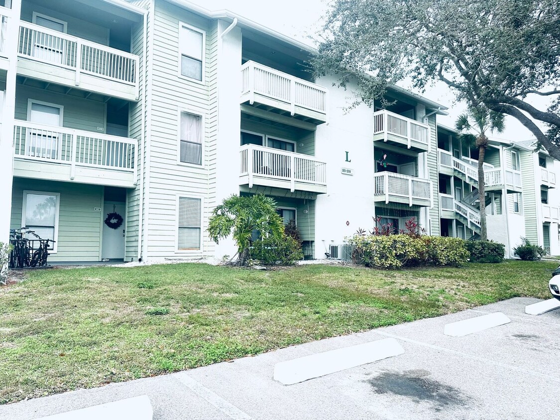 Foto principal - 2bd/2ba Ground Floor Unit in the Harbor Cl...