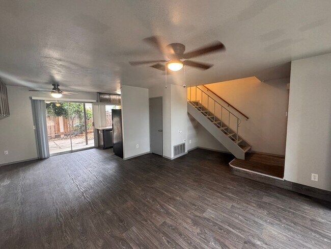 Foto del edificio - Now Leasing – Beautiful 3 Bedroom Townhome...