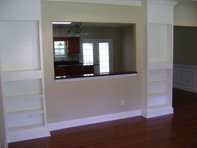 Building Photo - LIVE OAK DUPLEXES- HISTORIC POOLER