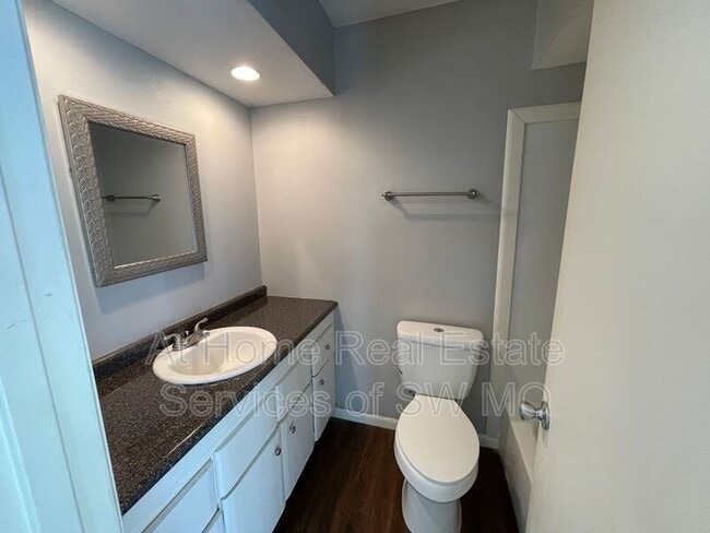 Foto del edificio - 1343 E Elm St