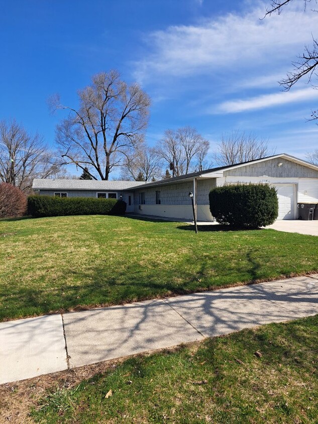 Primary Photo - 1124 Lake Forest Dr