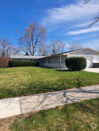 Building Photo - 1124 Lake Forest Dr