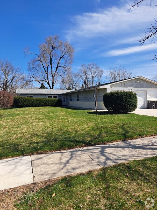 Building Photo - 1124 Lake Forest Dr