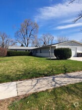 Building Photo - 1124 Lake Forest Dr