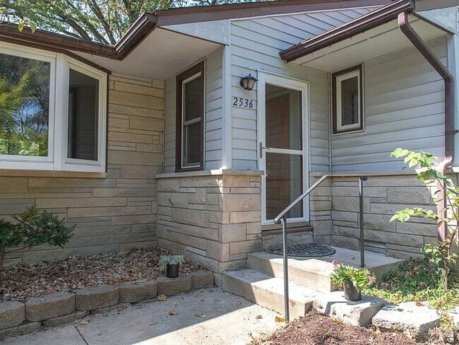 Building Photo - 2536 E 8th St