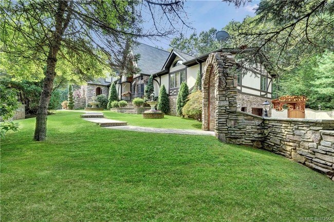 Foto del edificio - 161 River Rd