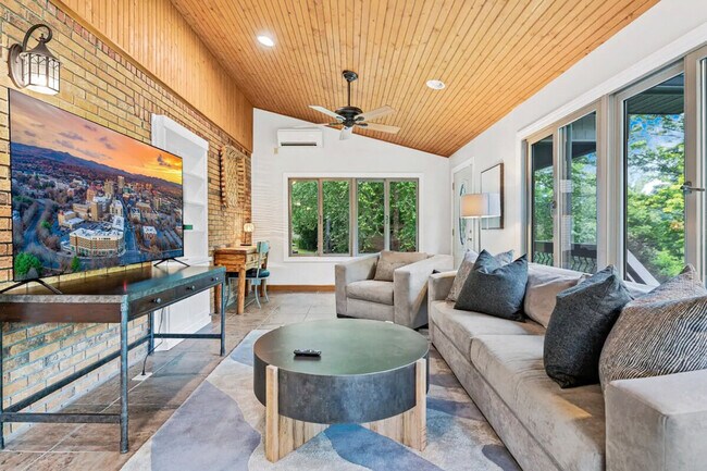 Foto del edificio - 1236 Upper Brush Creek Rd
