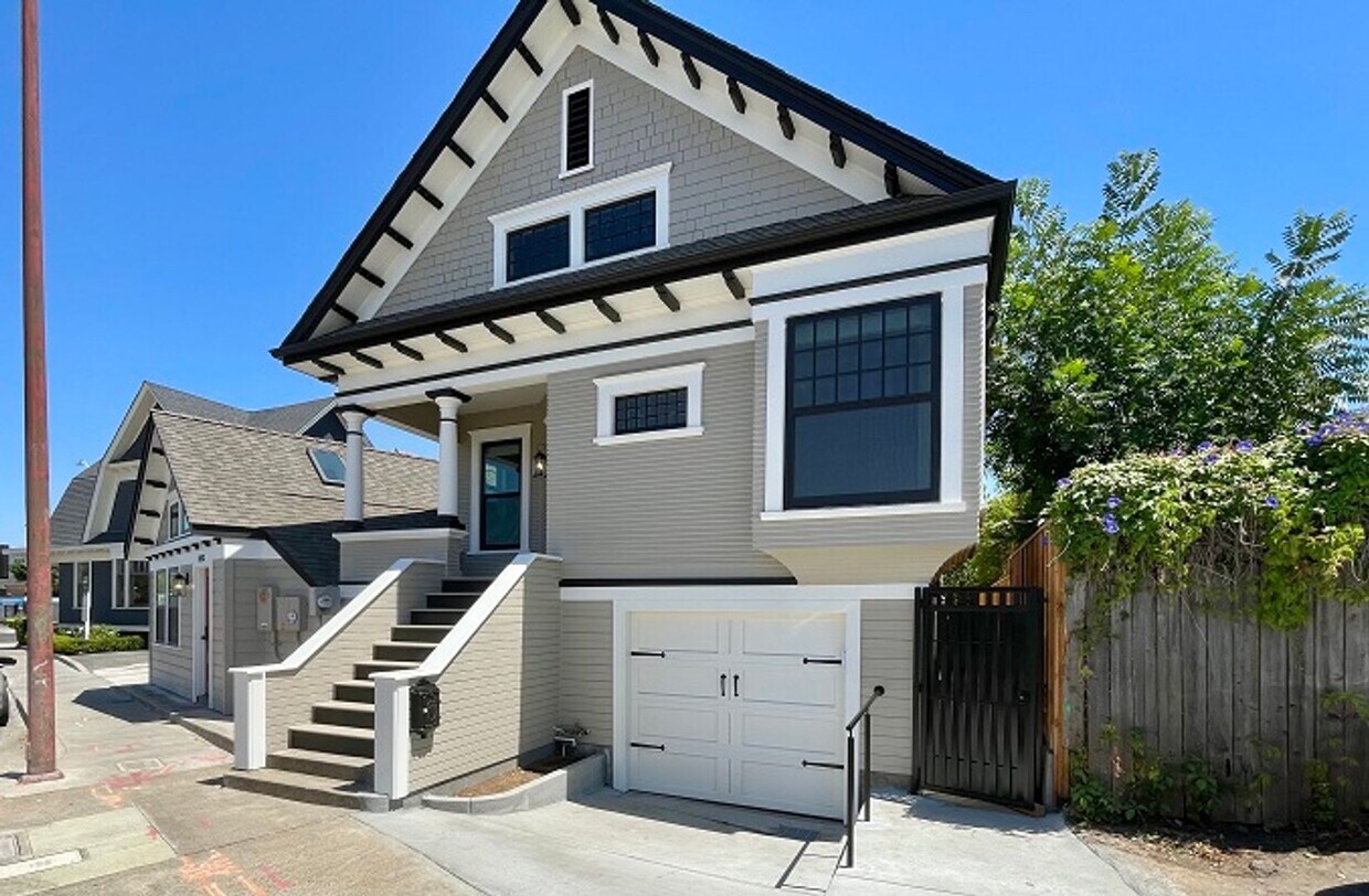 Foto principal - Beautifully Remodeled Two Bedroom Downtown...