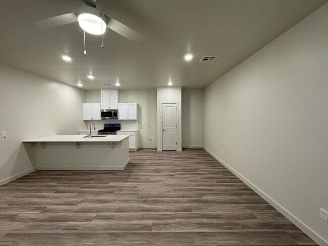 Foto del edificio - Luxury 3 Bedroom 2 Bathroom Duplex with 2 Car Garage in Bethany, Ok (ALL appliances included)
