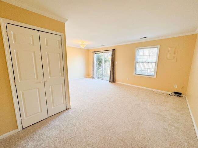 Building Photo - Relaxing 3 Bed 2 Bath Brick Townhome With ...