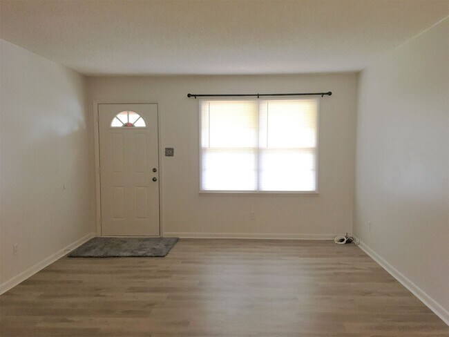 Building Photo - Charming 3 Bedroom, 2 Bath with Sunroom