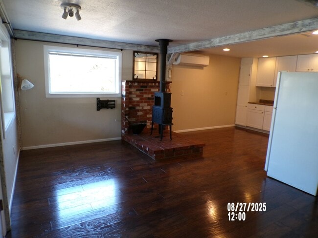 Building Photo - Quiet Country Home