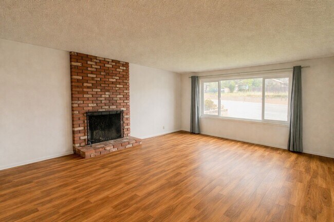 Building Photo - 4-Bedroom House with Fenced Backyard **Fresh Paint and New Flooring