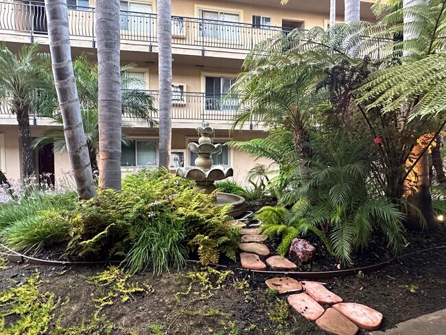 Foto del edificio - 7555 Linda Vista Rd