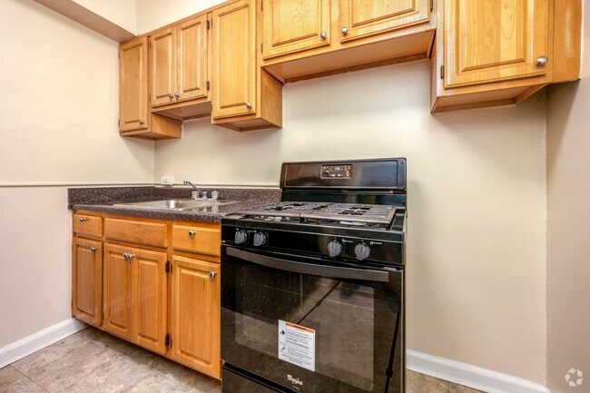 2BR, 1BA - 900SF - Kitchen - Walden Commons