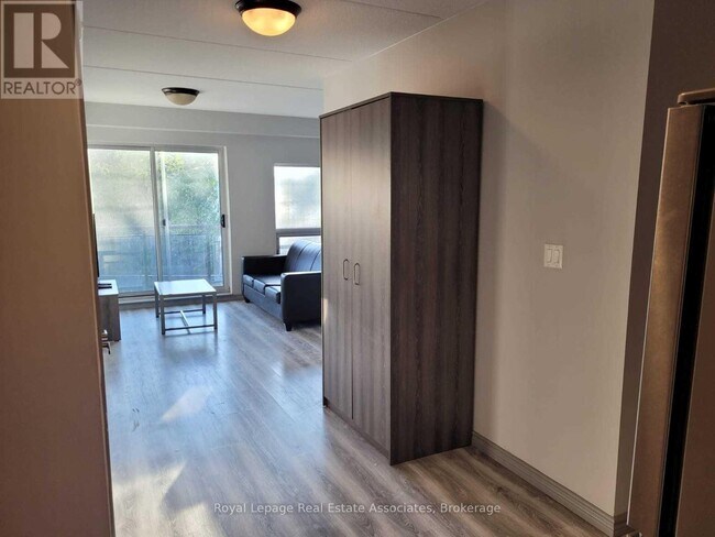 Building Photo - 275 Larch St