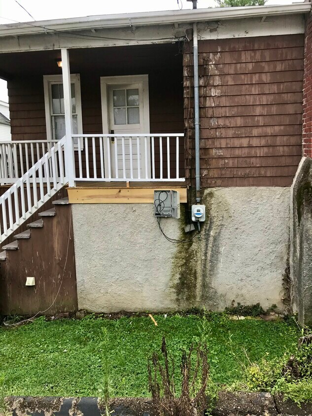 Del exterior a la entrada. - 77 1/2 N High St