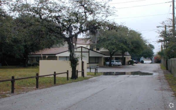 Primary Photo - 1050-1058 Spirit Lake Rd