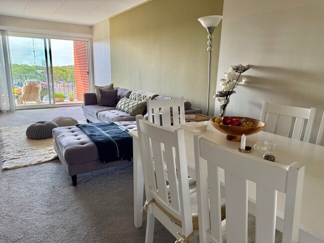 Foto del edificio - 16 E Old Willow Rd