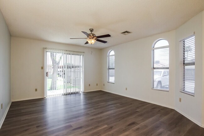 Foto del edificio - 7040 W Olive Ave
