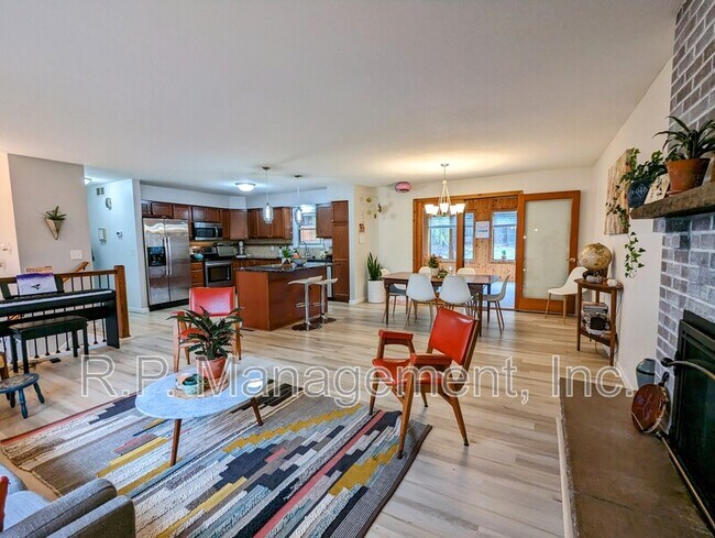 Foto del edificio - 4251 Carlson Lake Ln N