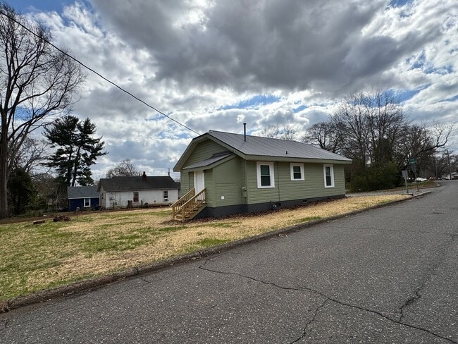 Building Photo - 2/1 House currently being remodeled. Shoul...