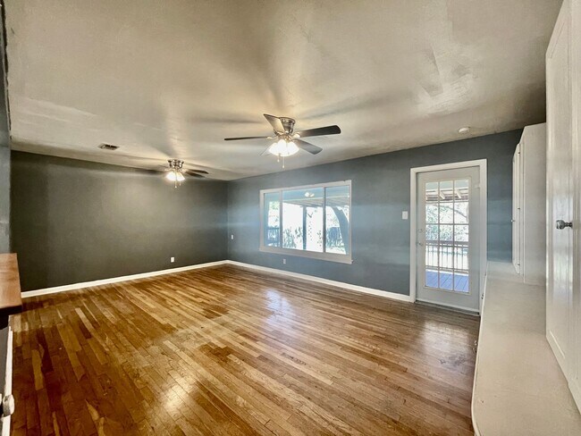 Foto del edificio - 4 Bedrooms in Oak Heights