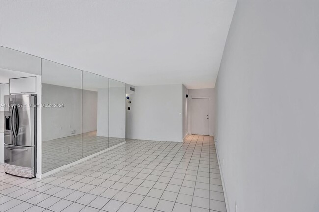 Building Photo - 2539 S Bayshore Dr