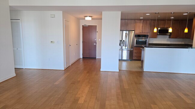 Sala de estar y cocina de concepto abierto - 175 W Saint James St
