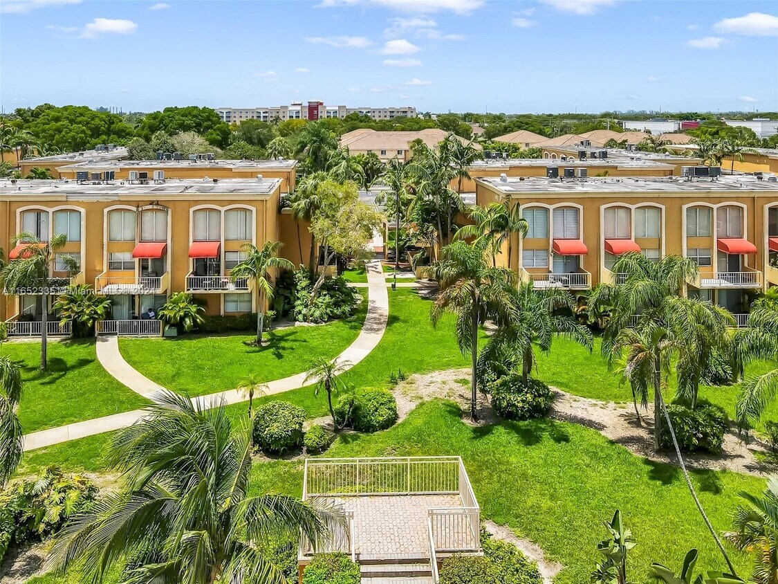 Foto principal - 17901 NW 68th Ave